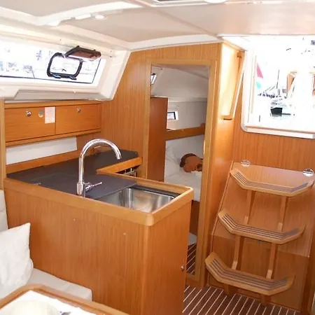 Botel Hippie Chic Sailing Cascais